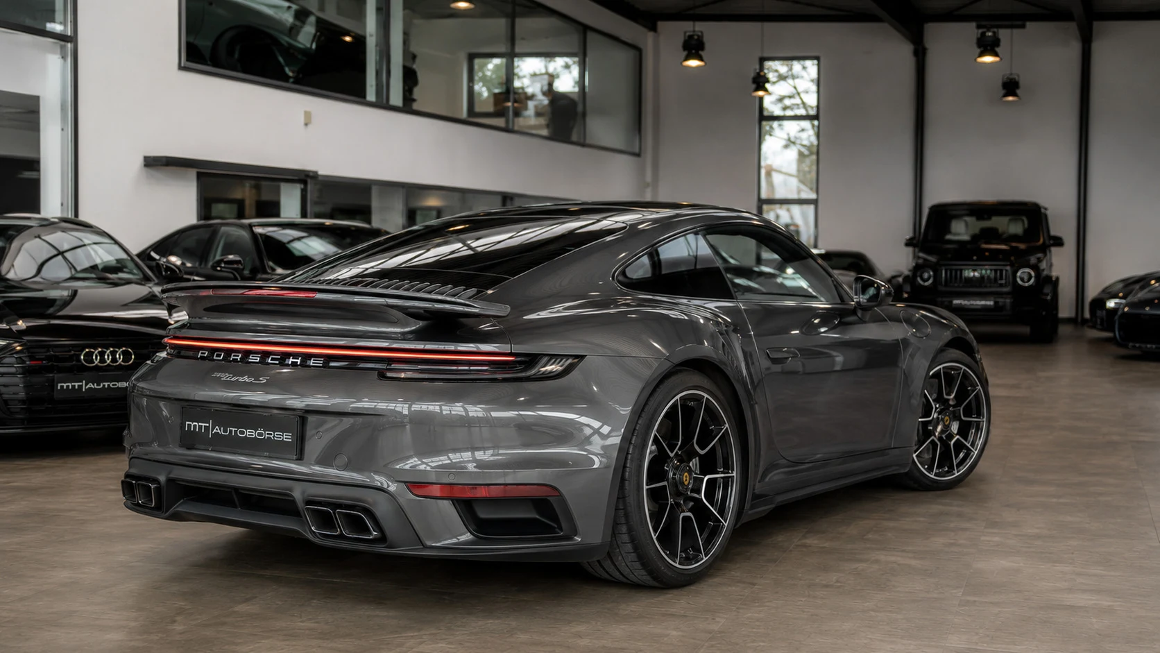 Porsche 911 Turbo S im Showroom der MT Autobörse