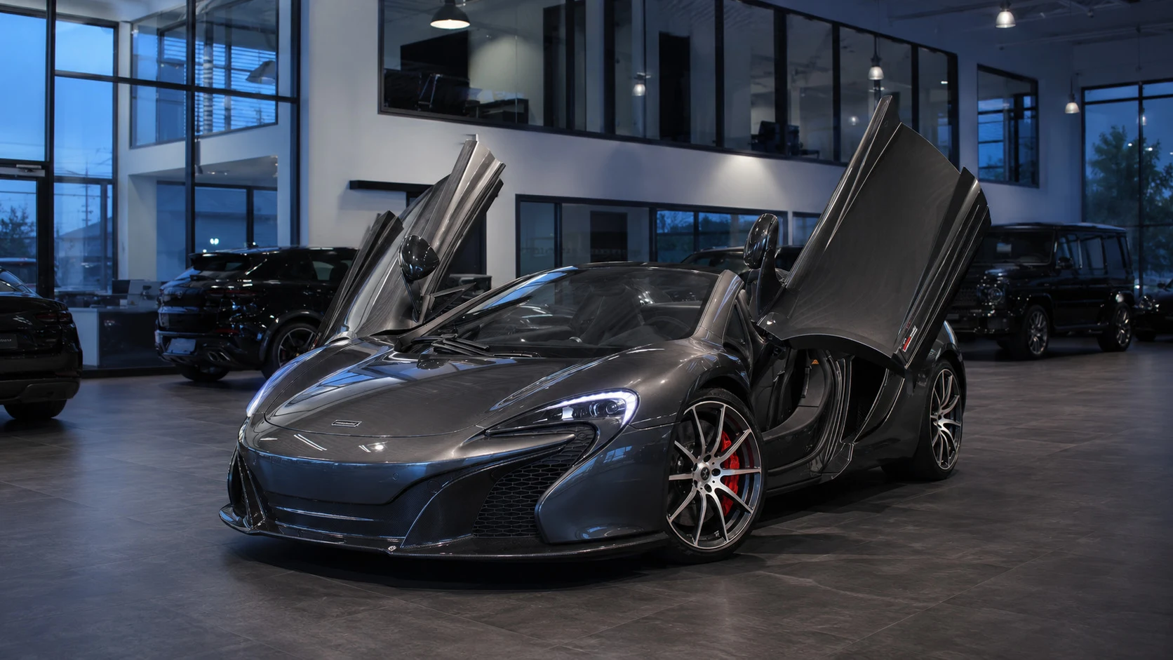 McLaren vor der Glasfassade der MT Autobörse