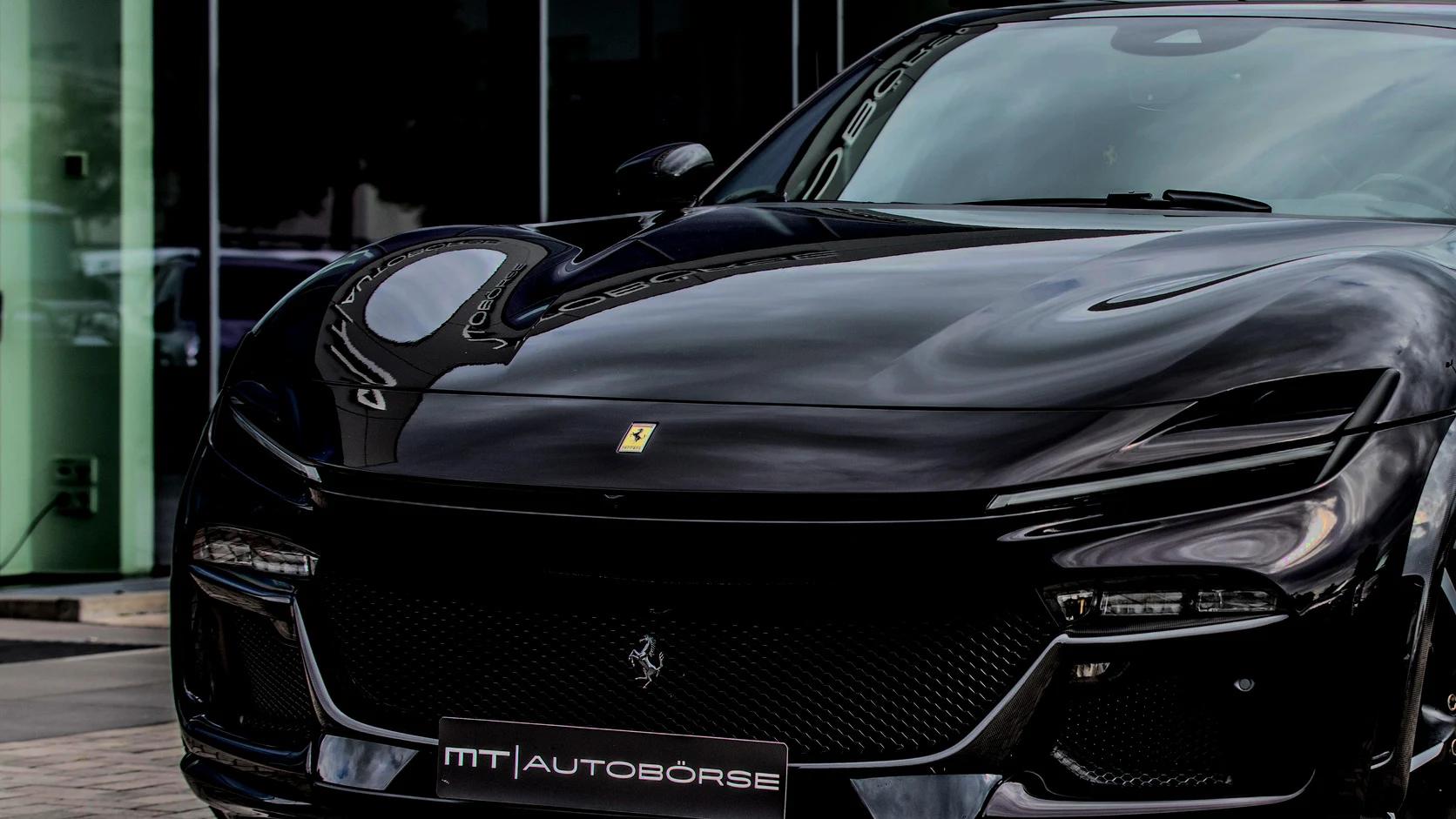 Ferrari Purosangue vor der MT Autobörse im natürlichen Abendlicht