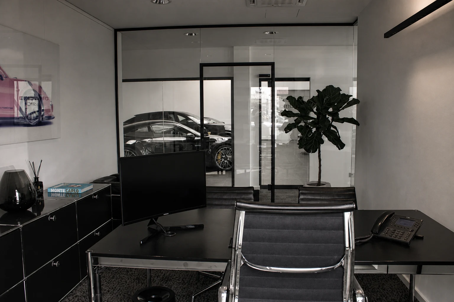 Büro der MT Autobörse mit Schreibtisch und Sitzgruppe