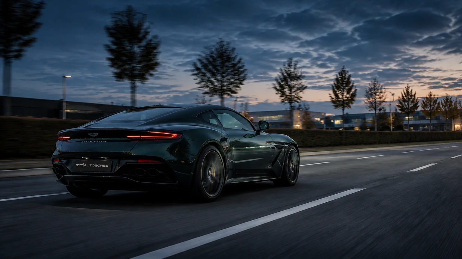 Aston Martin in Fahrt bei Abendlicht
