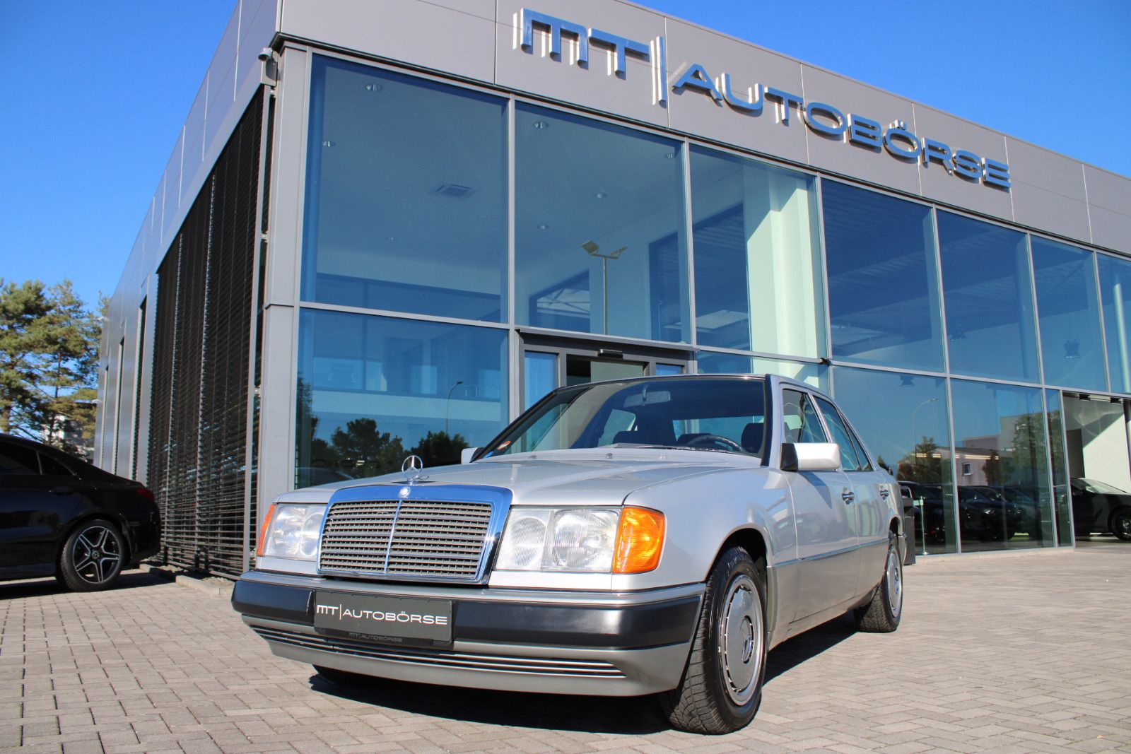 MERCEDES-BENZ 200, Bild 1 von 37